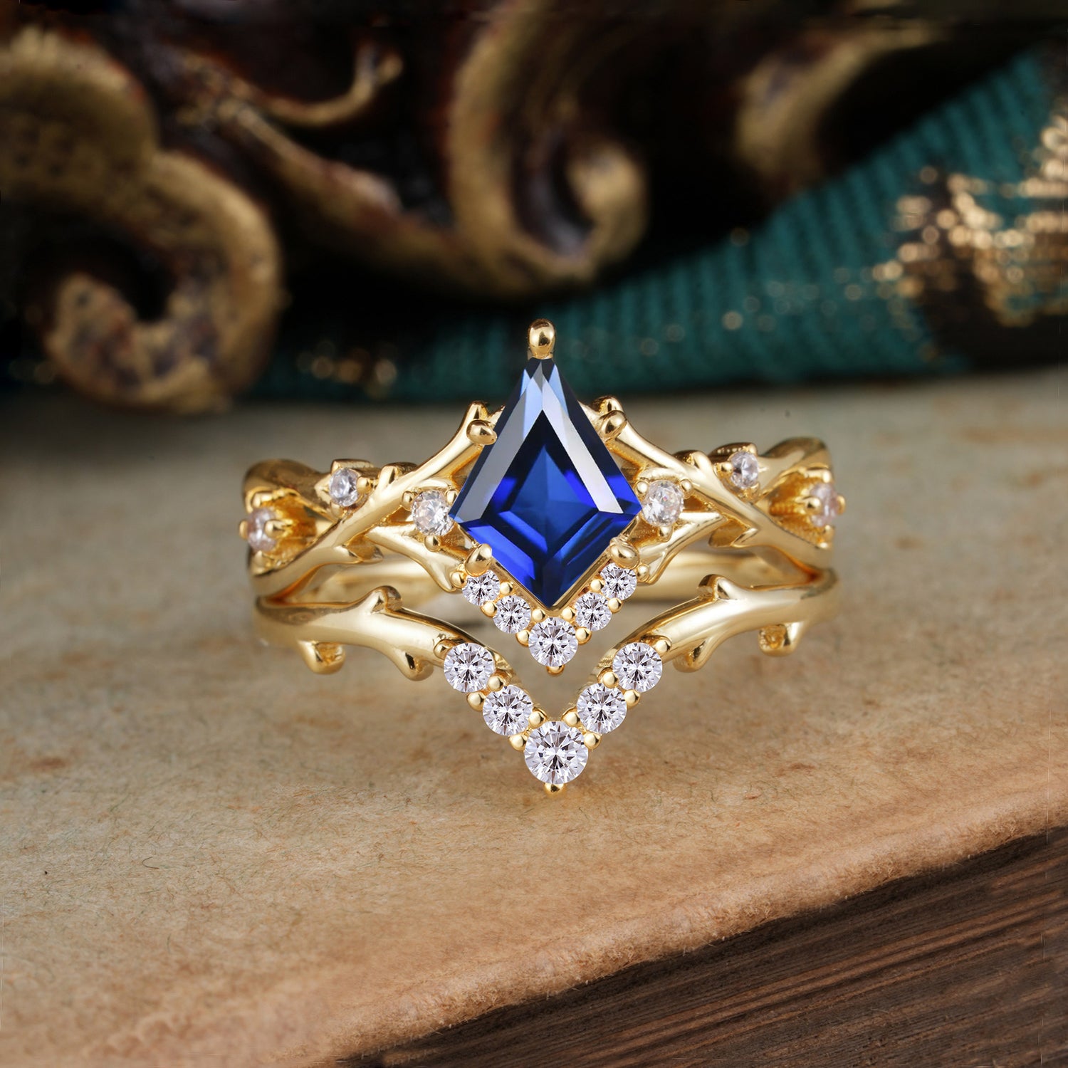 Luxury Vintage 5-Prong Kite-Cut Sapphire Bridal Ring Set