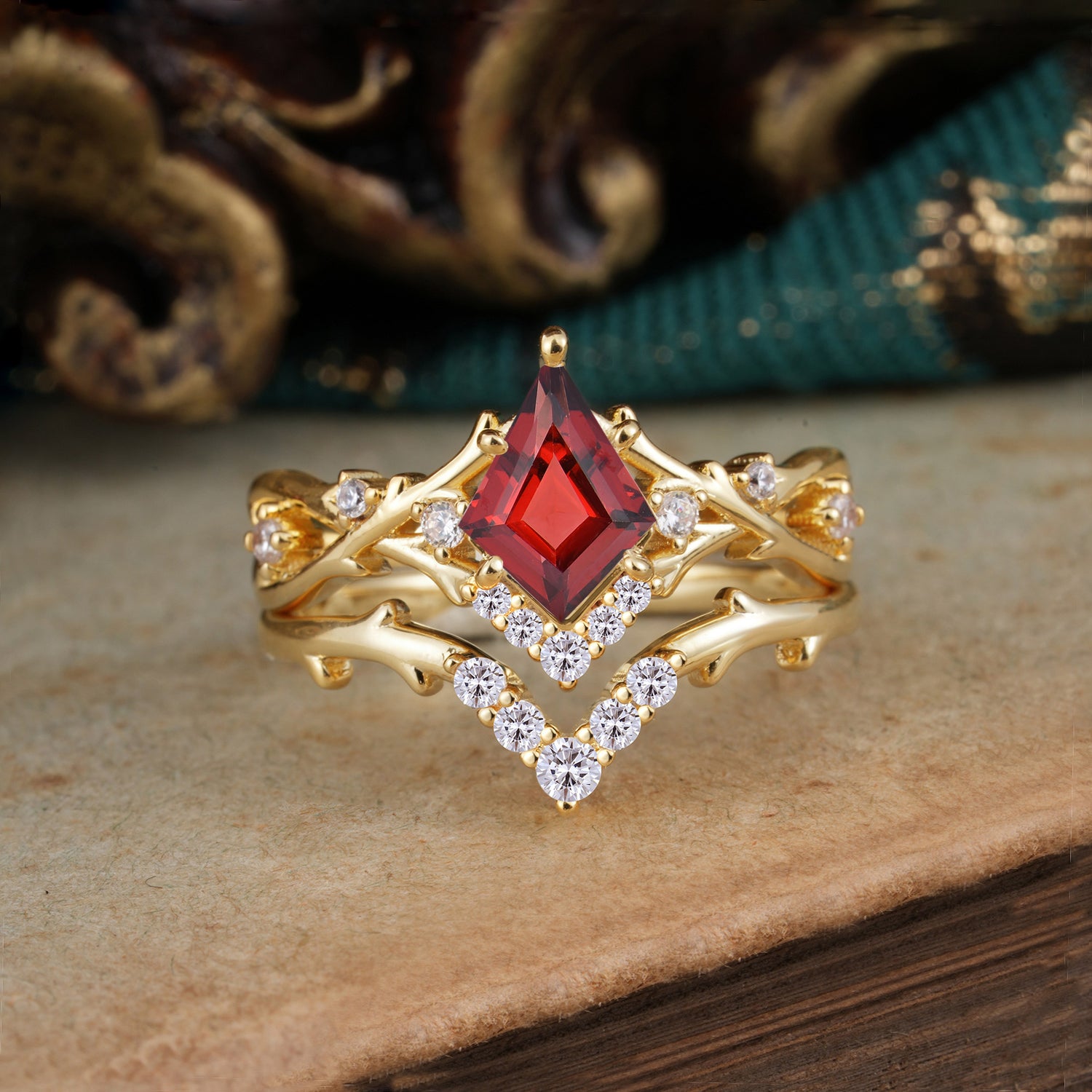 Luxury Vintage 5-Prong Kite-Cut Garnet Bridal Ring Set