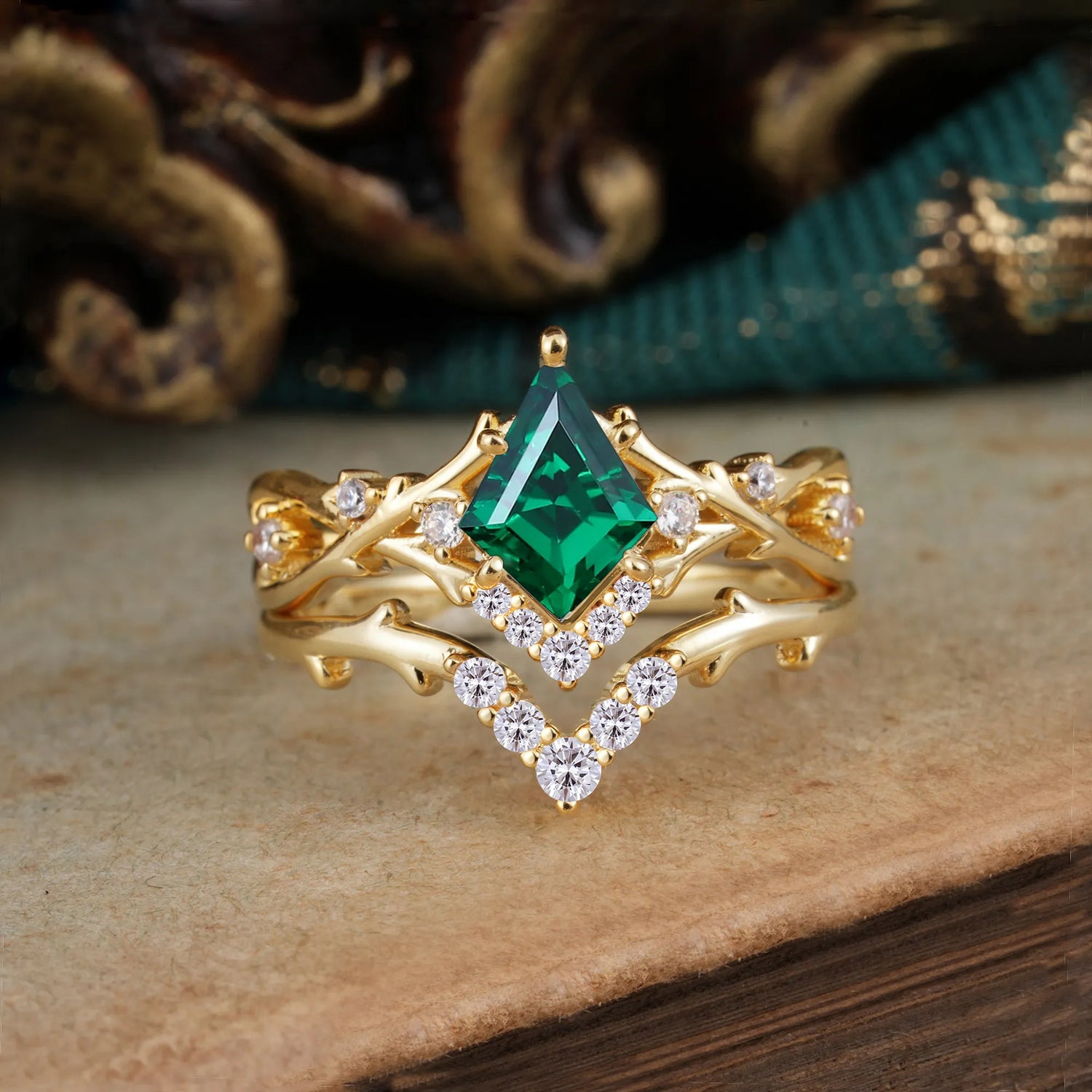 Luxury Vintage 5-Prong Kite-Cut Emerald Engagement Ring Set