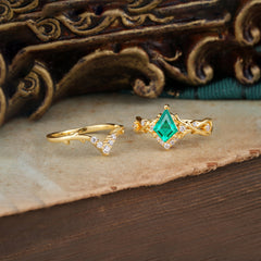 Luxury Vintage 5-Prong Kite-Cut Emerald Engagement Ring Set