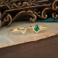Luxury Vintage 5-Prong Kite-Cut Emerald Engagement Ring Set