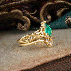 Luxury Vintage 5-Prong Kite-Cut Emerald Engagement Ring Set
