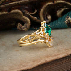 Luxury Vintage 5-Prong Kite-Cut Emerald Engagement Ring Set