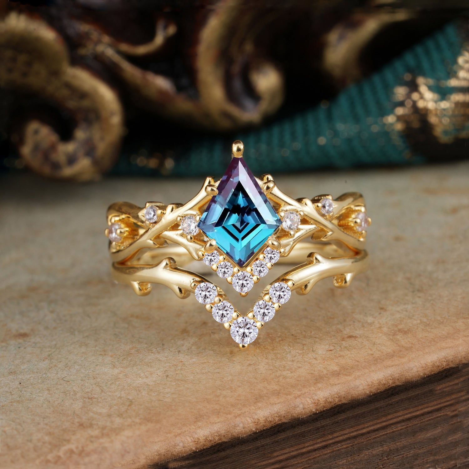 Luxury Vintage 5-Prong Kite-Cut Alexandrite Bridal Ring Set