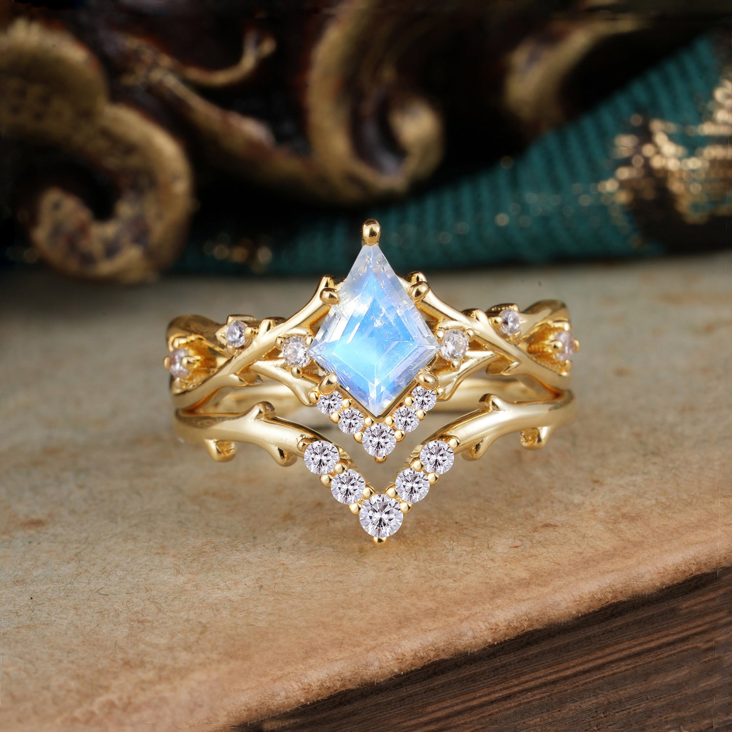 Luxury Vintage 5-Prong Kite-Cut Moonstone Bridal Ring Set