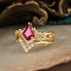 Luxury Vintage 5-Prong Kite-Cut Ruby Engagement Ring Set