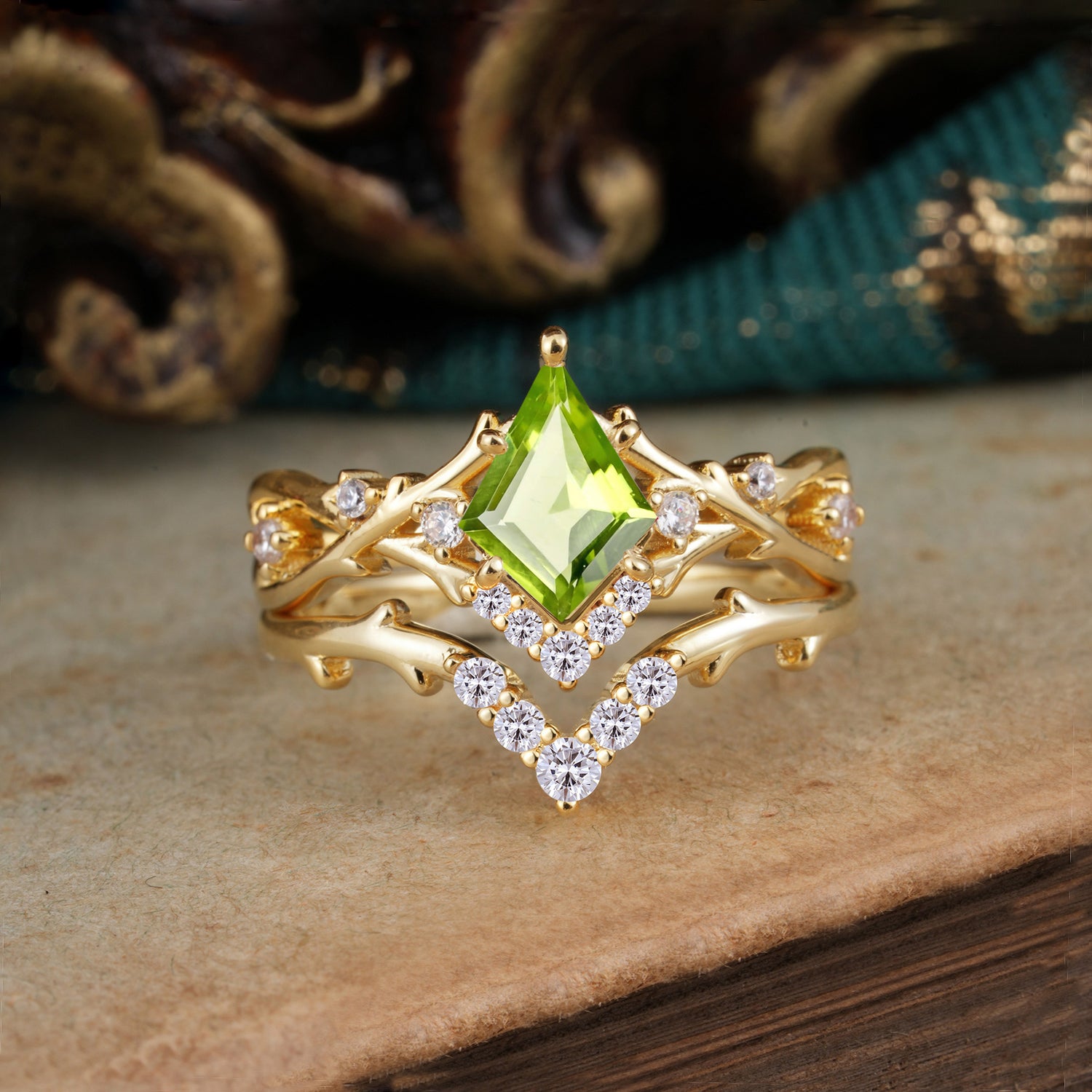 Luxury Vintage 5-Prong Kite-Cut Peridot Bridal Ring Set