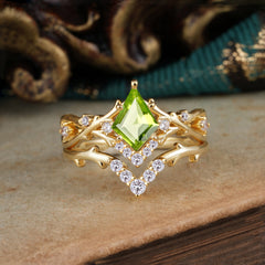 Luxury Vintage 5-Prong Kite-Cut Peridot Engagement Ring Set