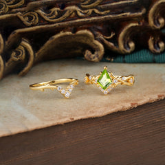 Luxury Vintage 5-Prong Kite-Cut Peridot Engagement Ring Set