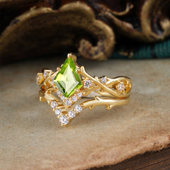 Luxury Vintage 5-Prong Kite-Cut Peridot Engagement Ring Set