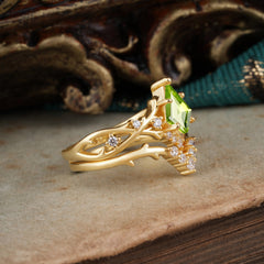 Luxury Vintage 5-Prong Kite-Cut Peridot Engagement Ring Set