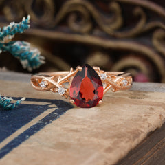 Luxury Vintage 4-Prong Pear-Cut Natural Garnet Engagement Ring