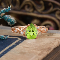 Luxury Vintage 4-Prong Pear-Cut Peridot Engagement Ring