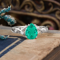 Luxury Vintage 4-Prong Pear-Cut Natural Emerald Engagement Ring
