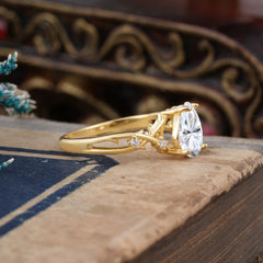 Luxury Vintage 4-Prong Pear-Cut Moissanite Engagement Ring