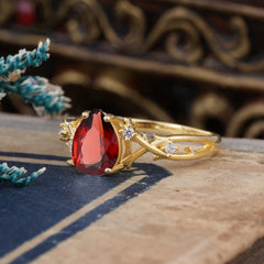 Luxury Vintage 4-Prong Pear-Cut Natural Garnet Engagement Ring