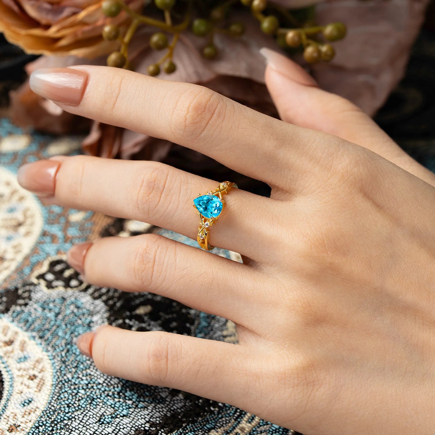 Luxury Vintage 4-Prong Pear-Cut Aquamarine Engagement Ring