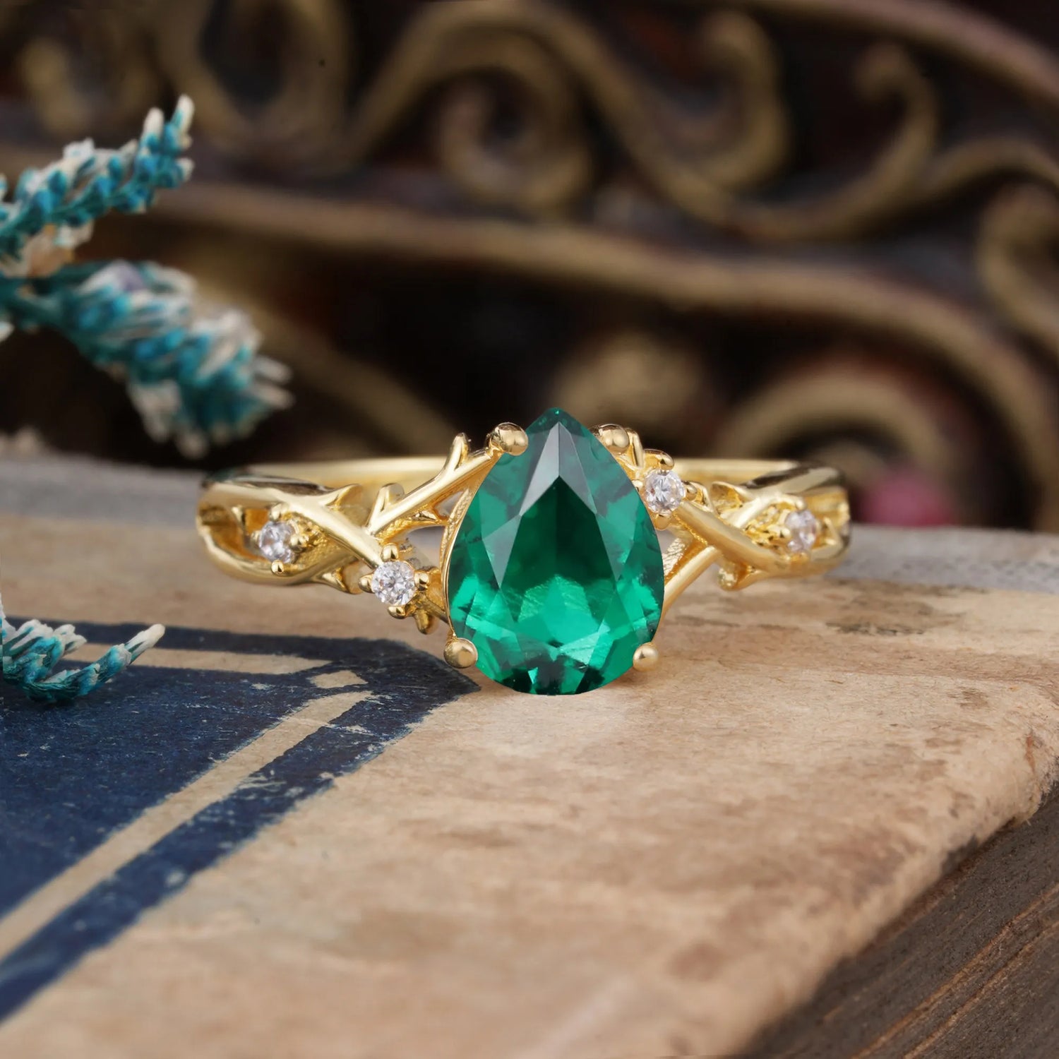 Luxury Vintage 4-Prong Pear-Cut Emerald Engagement Ring
