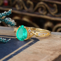 Luxury Vintage 4-Prong Pear-Cut Natural Emerald Engagement Ring