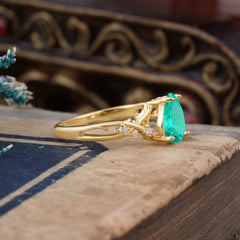 Luxury Vintage 4-Prong Pear-Cut Natural Emerald Engagement Ring