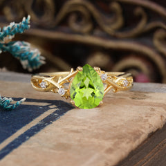 Luxury Vintage 4-Prong Pear-Cut Peridot Engagement Ring