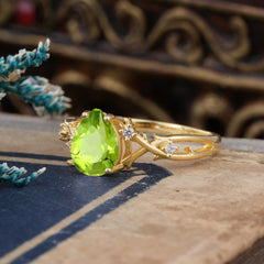 Luxury Vintage 4-Prong Pear-Cut Peridot Engagement Ring