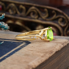 Luxury Vintage 4-Prong Pear-Cut Peridot Engagement Ring