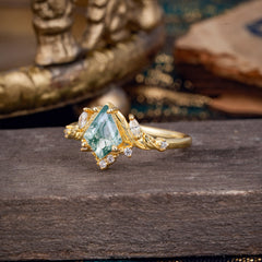 Kite-Cut Natural Light Green Moss Agate Ring