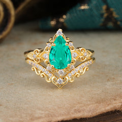 Luxury 4 Prong Pear Cut Emerald Stackable Ring Set