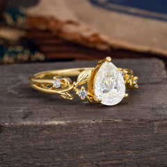 Luxury Nature-Inspired 3-Prong Pear-Cut Moissanite Engagement Ring