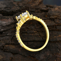 Fashion-Forward Oval Lab Diamond Alternative - Luxury 4-Prong Moissanite Engagement Ring