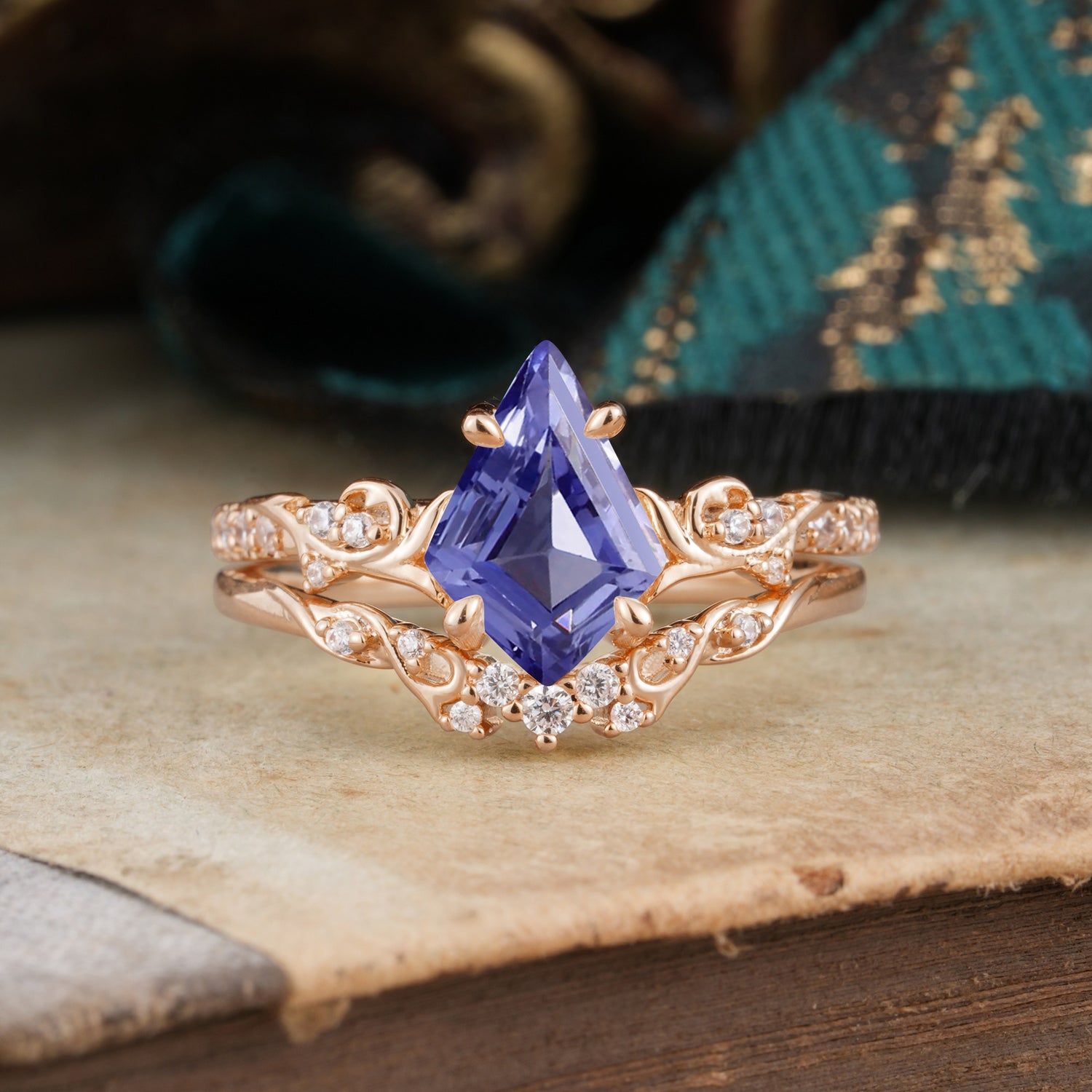 Luxurious Nature-Inspired 4-Prong Kite-Cut Natural Tanzanite Bridal Ring Set