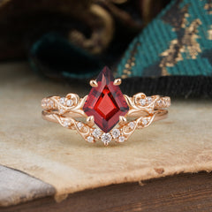 Luxurious Nature-Inspired 4-Prong Kite-Cut Natural Garnet Engagement Ring Set