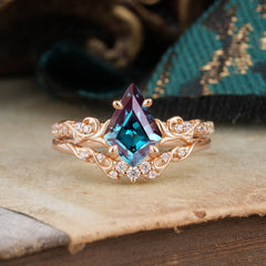 Luxurious Nature-Inspired 4-Prong Kite-Cut Natural Alexandrite Engagement Ring Set