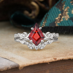Luxurious Nature-Inspired 4-Prong Kite-Cut Natural Garnet Engagement Ring Set
