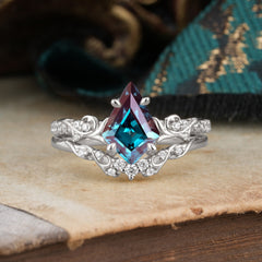 Luxurious Nature-Inspired 4-Prong Kite-Cut Natural Alexandrite Engagement Ring Set
