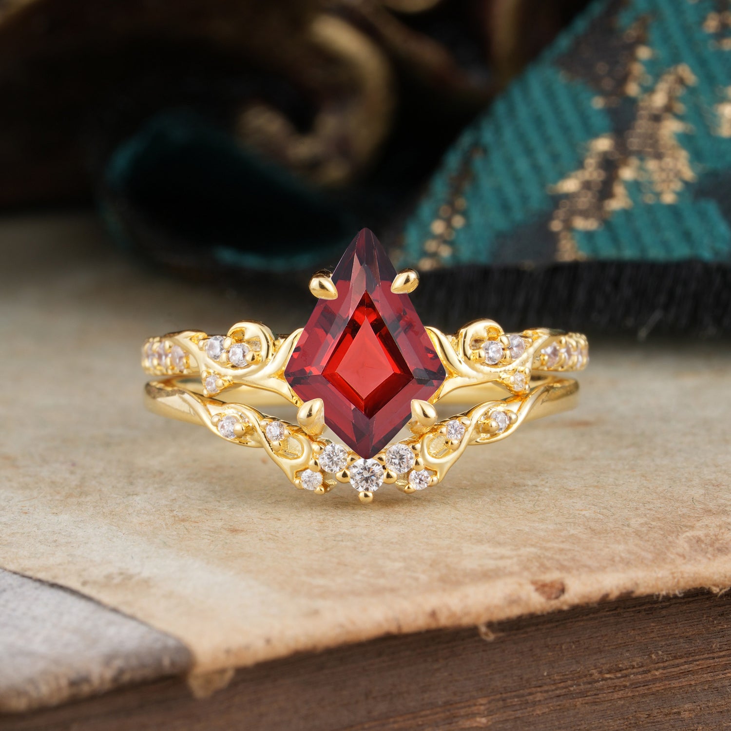 Luxurious Nature-Inspired 4-Prong Kite-Cut Natural Garnet Bridal Ring Set