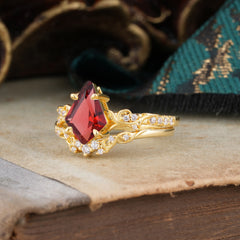 Luxurious Nature-Inspired 4-Prong Kite-Cut Natural Garnet Engagement Ring Set
