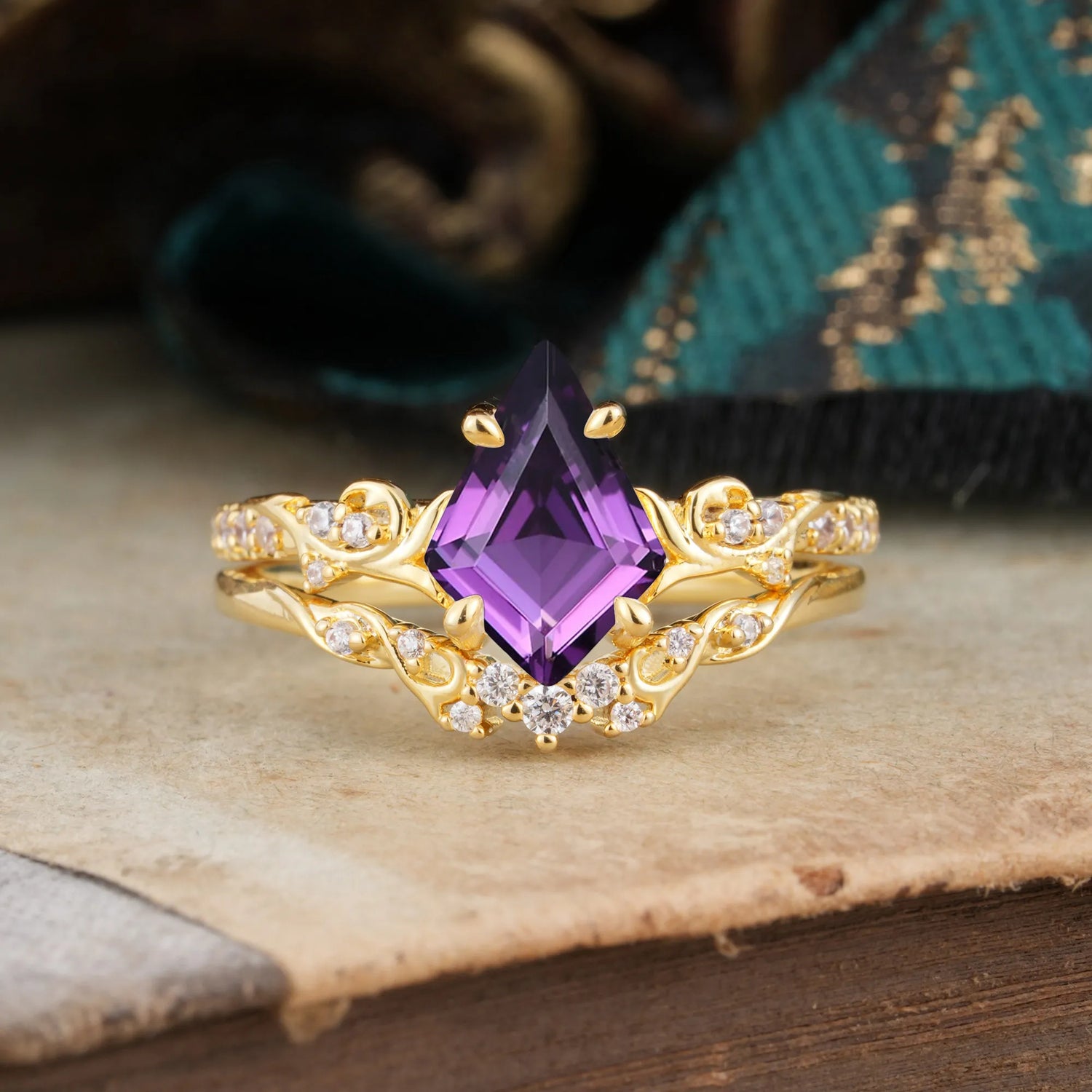 Luxurious Nature-Inspired 4-Prong Kite-Cut Natural Amethyst Bridal Ring Set