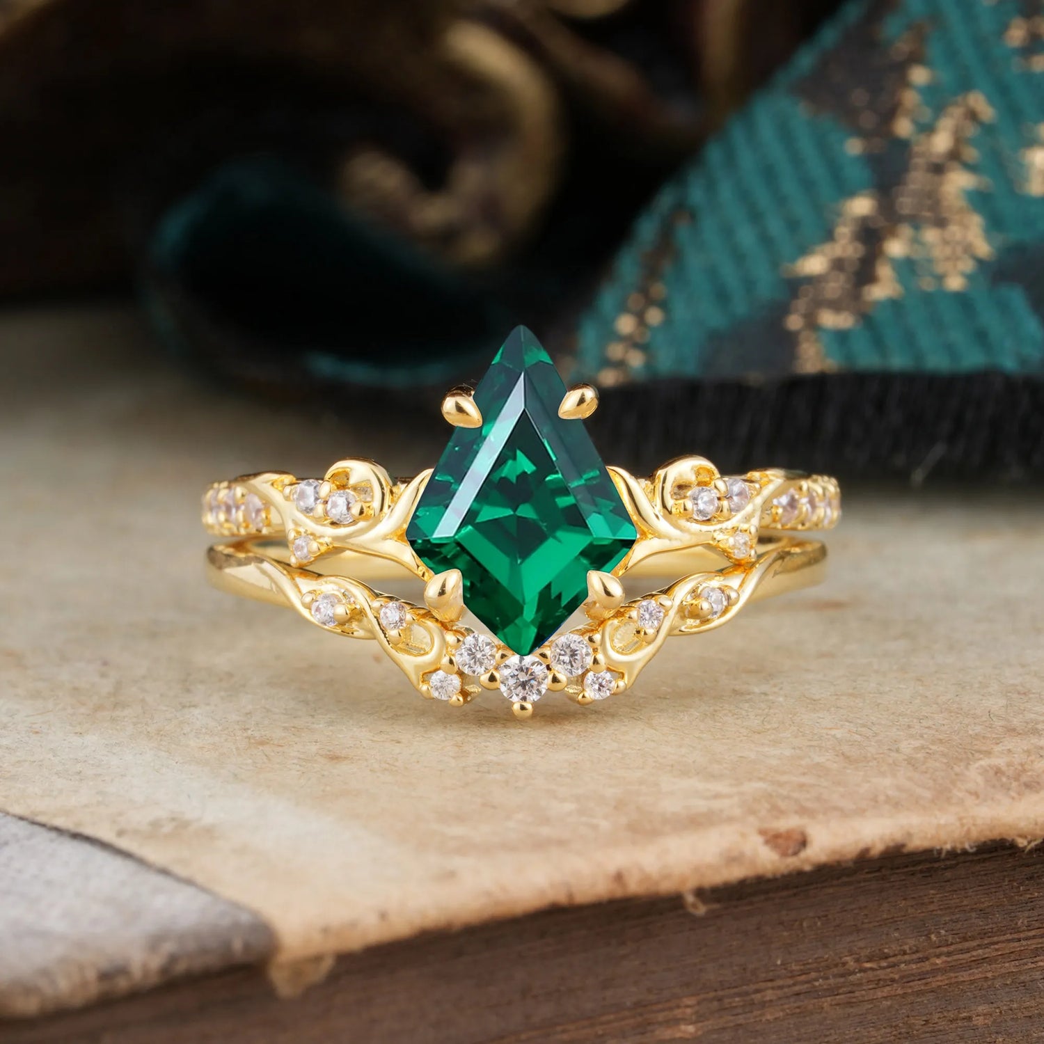 Luxurious Nature-Inspired 4-Prong Kite-Cut Natural Emerald Bridal Ring Set