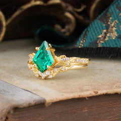 Luxurious Nature-Inspired 4-Prong Kite-Cut Natural Emerald Engagement Ring Set