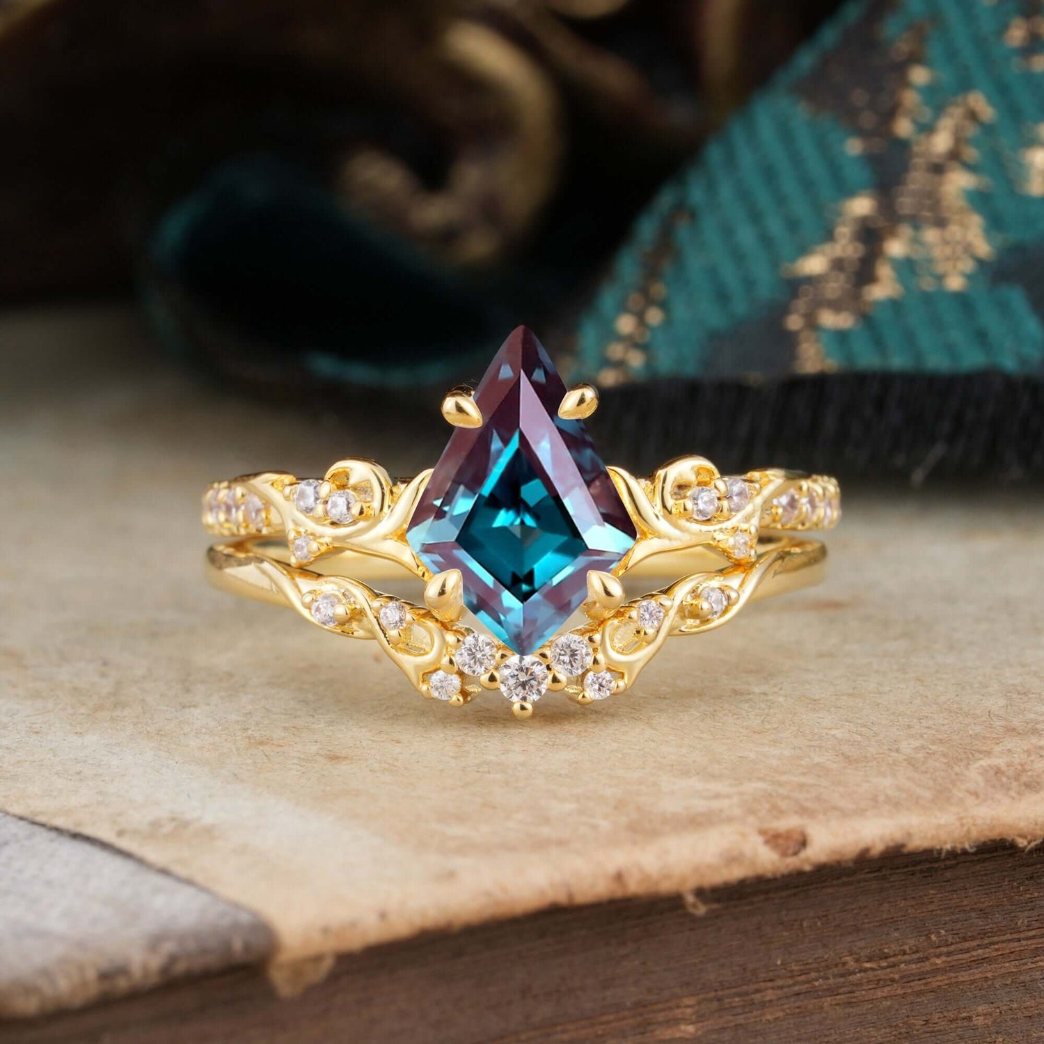 Luxurious Nature-Inspired 4-Prong Kite-Cut Natural Alexandrite Engagement Ring Set