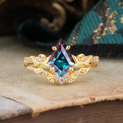 Luxurious Nature-Inspired 4-Prong Kite-Cut Natural Alexandrite Engagement Ring Set