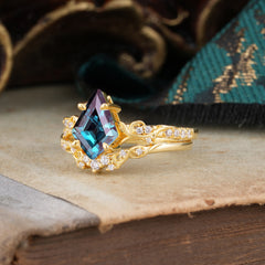 Luxurious Nature-Inspired 4-Prong Kite-Cut Natural Alexandrite Engagement Ring Set