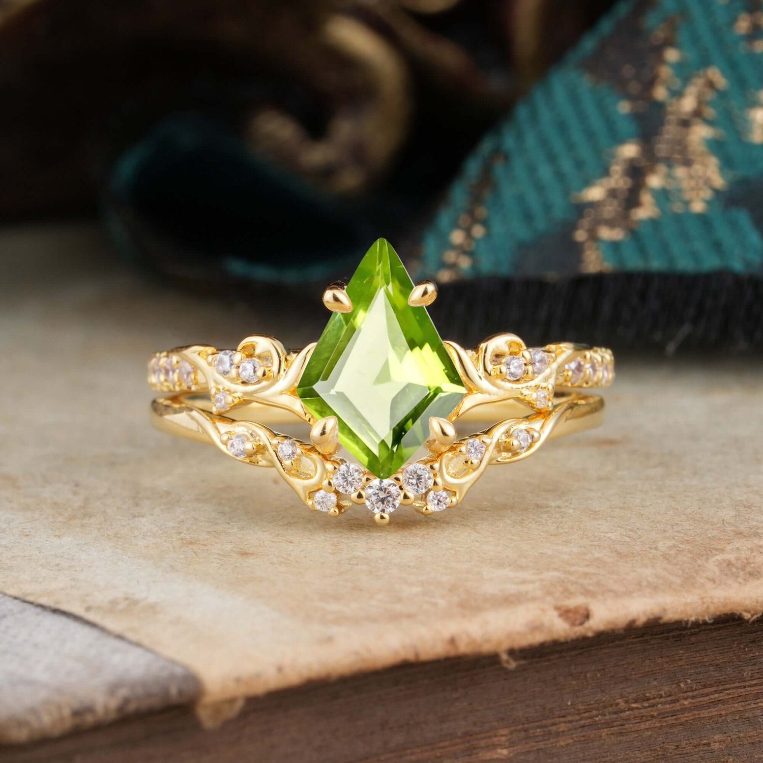 Luxurious Nature-Inspired 4-Prong Kite-Cut Natural Peridot Bridal Ring Set