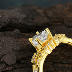 Luxurious Nature-Inspired 4-Prong Kite-Cut Moissanite Engagement Ring Set