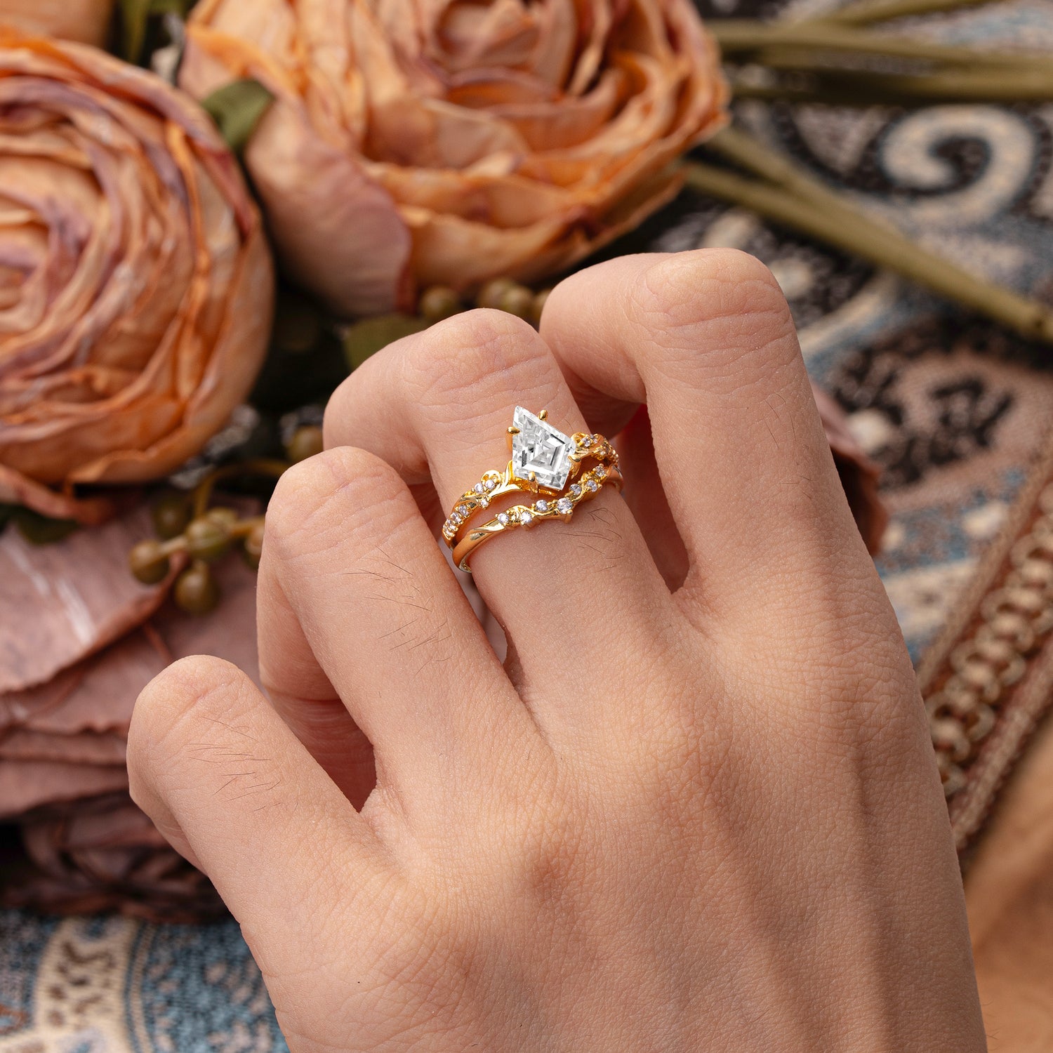 Luxurious Nature-Inspired 4-Prong Kite-Cut Lab Diamond Bridal Ring Set