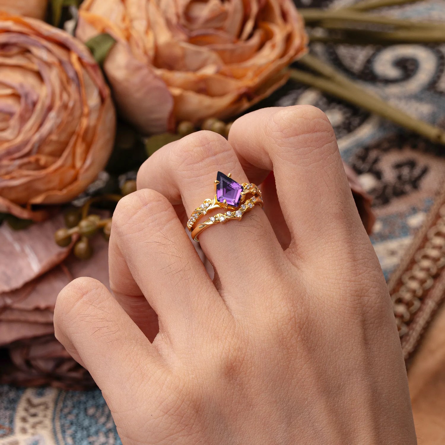 Luxurious Nature-Inspired 4-Prong Kite-Cut Natural Amethyst Bridal Ring Set