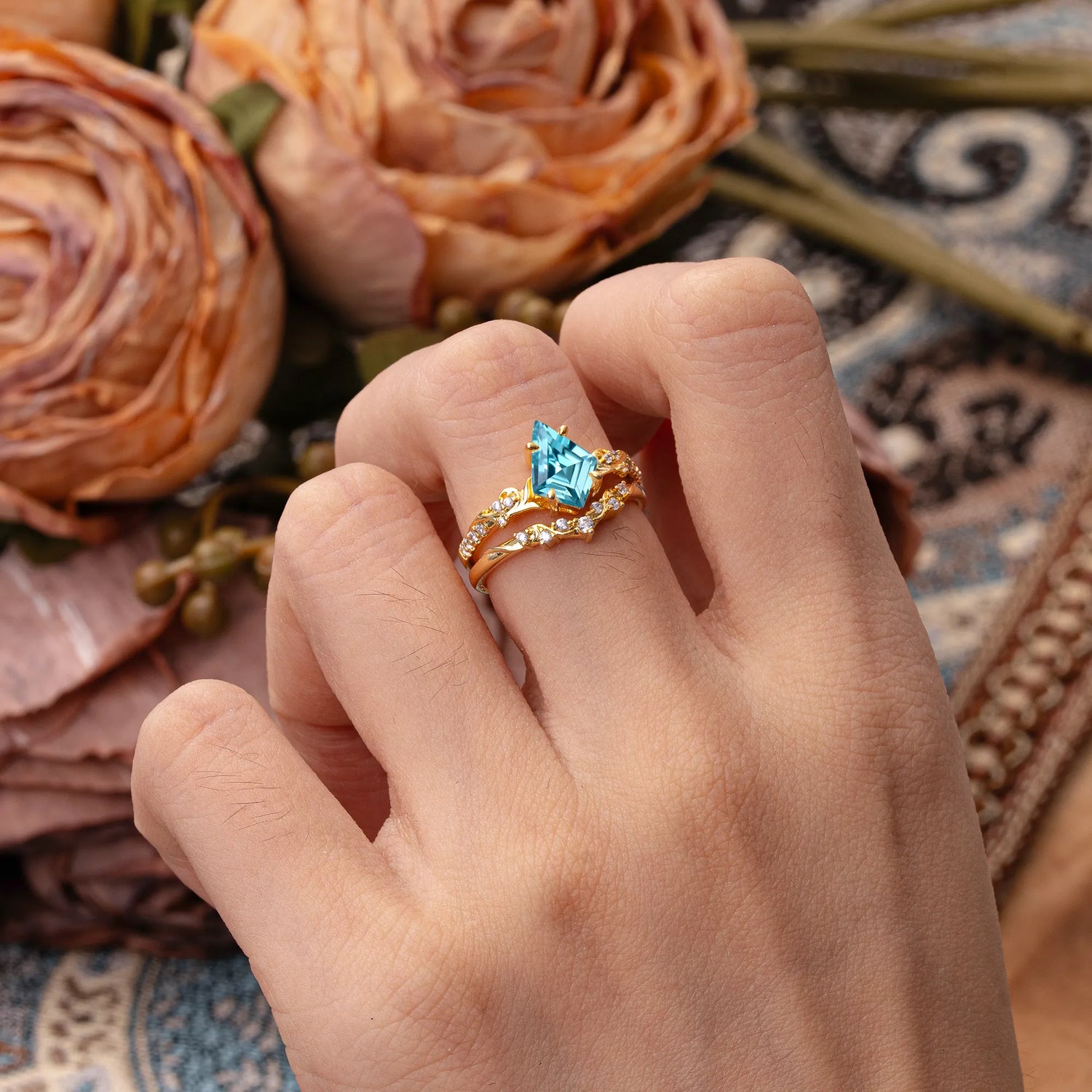 Luxurious Nature-Inspired 4-Prong Kite-Cut Aquamarine Bridal Ring Set