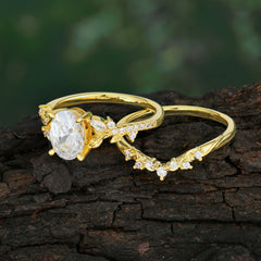 Vintage 4-Prong Oval-Cut Moissanite Engagement Ring